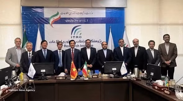 El embajador de Vietnam en Irán, Nguyen Luong Ngoc, y representantes del Instituto de Investigación de Tecnologías de la Información y las Comunicaciones (ITRC). (Foto: VNA)