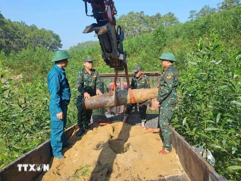 Autoridades de Nghe An desactivan de forma segura una bomba de 350 kg (Foto: VNA)
