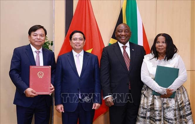 El primer ministro vietnamita, Pham Minh Chinh, y el presidente de Sudáfrica, Matamela Cyril Ramaphosa, en la ceremonia de la firma del Memorando de Entendimiento para la cooperación binacional en la agricultura. (Foto: VNA)