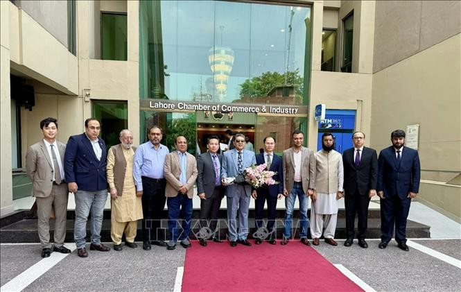 El embajador de Vietnam en Pakistán, Pham Anh Tuan, con dirigentes de la Cámara de Comercio e Industria de Lahore. (Foto: VNA)