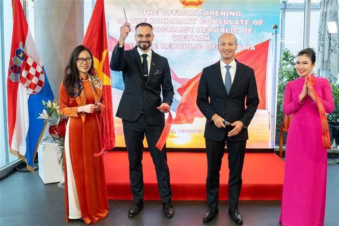 El embajador vietnamita en Croacia, Bui Le Thai, (derecha) y Marko Moric, cónsul honorario de Vietnam en Croacia. (Foto: VNA)