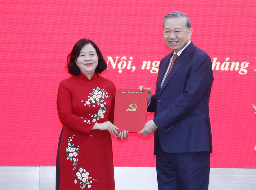 La miembro del Buró Político del Partido Comunista de Vietnam (PCV) y secretaria de su Comité en Hanoi, Bui Thi Minh Hoai, fue designada como nueva secretaria del Comité partidista del Frente de la Patria (FPV) y las organizaciones de masas a nivel central. (Foto: VNA)
