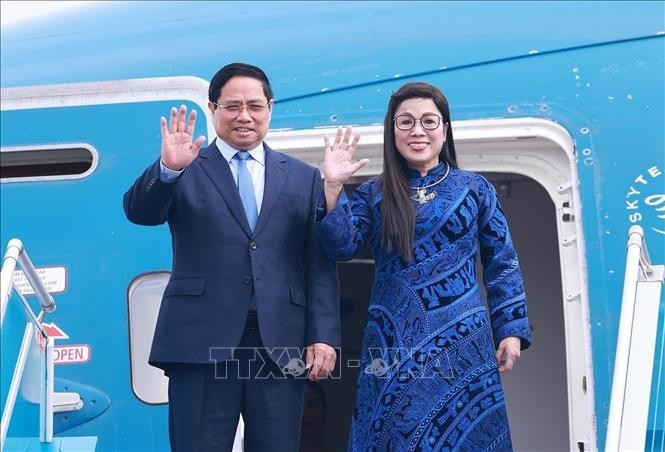 El primer ministro de Vietnam, Pham Minh Chinh, y su esposa parten de Hanoi para iniciar una visita oficial a Kuwait y Argelia, así como para participar en la Cumbre del G20 y en diversas actividades bilaterales en Sudáfrica. (Foto: VNA)