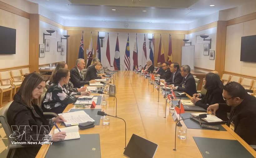 La sesión de trabajo entre el embajador de Vietnam en Australia y presidente del Comité de la ASEAN en Canberra (ACC), Pham Hung Tam, y el ministro de Asuntos Internos de Australia, Tony Burke. (Foto: VNA)
