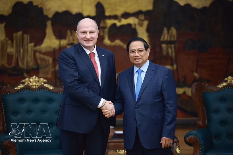El primer ministro de Vietnam, Pham Minh Chinh, y el ministro ruso de Situaciones de Emergencia, Aleksandr Kurenkov (Foto: VNA)