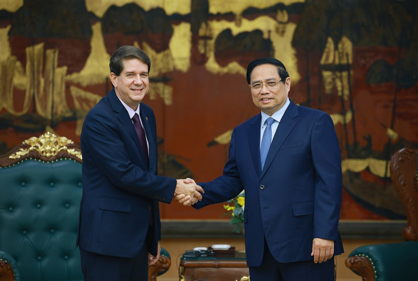 El primer ministro de Vietnam, Pham Minh Chinh, recibe al presidente de la Agencia Informativa Latinoamericana Prensa Latina, Jorge Legañoa Alonso. (Foto: VNA)