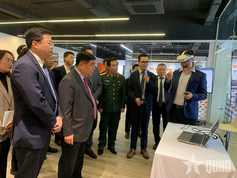 El viceprimer ministro vietnamita Nguyen Chi Dung en la inauguración del Centro de Investigación y Desarrollo (I+D) y el Centro de Excelencia (COE) en IA y gemelos digitales en el Centro de Innovación Nacional (NIC) (Foto: QDND)