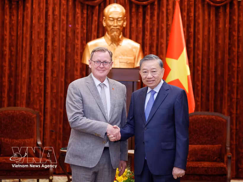 El secretario general del Partido Comunista y presidente de Vietnam, To Lam, recibe al vicepresidente del Parlamento alemán, Bodo Ramelow. (Foto: VNA)