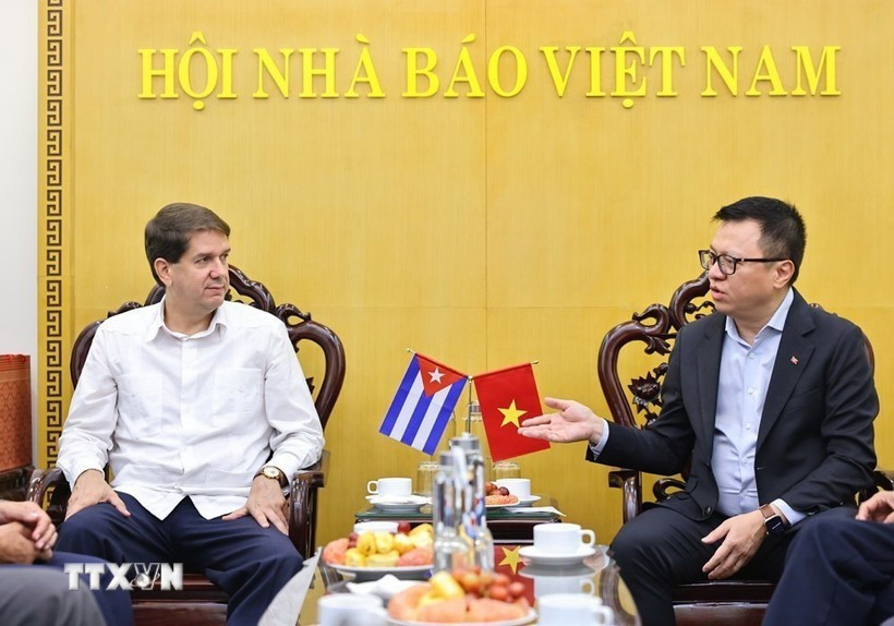 El presidente de la Asociación de Periodistas de Vietnam, Le Quoc Minh, y Jorge Legañoa Alonso, presidente de la Agencia Informativa Latinoamericana Prensa Latina. (Foto: VNA)