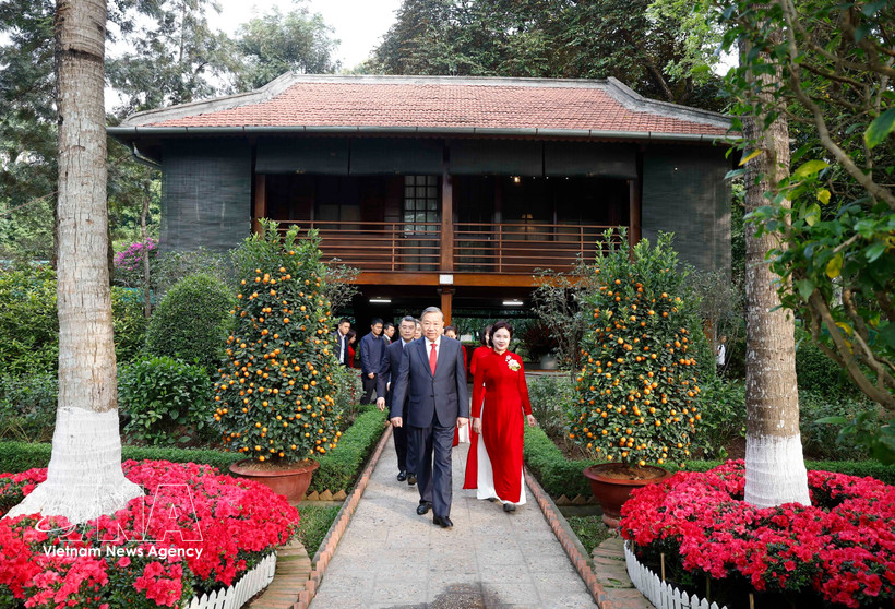 El secretario general del Partido Comunista de Vietnam, To Lam, visita la Casa 67 en el Complejo del Sitio Histórico del Presidente Ho Chi Minh en el Palacio Presidencial (Foto: VNA)