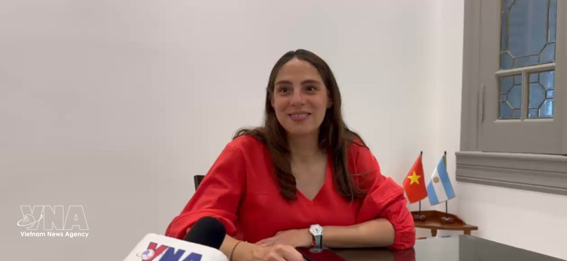 La doctora argentina Nadia Radulovich, especialista en Relaciones Internacionales, en una entrevista con la VNA (Foto: VNA)