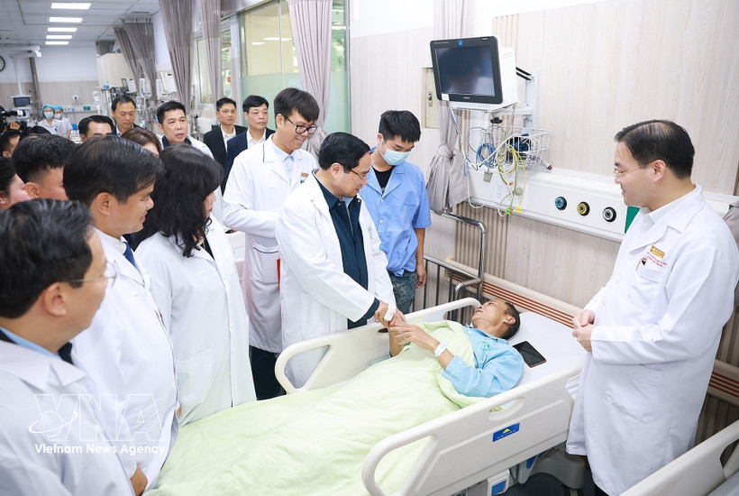 El primer ministro de Vietnam, Pham Minh Chinh, visita el hospital Bach Mai (Foto: VNA)