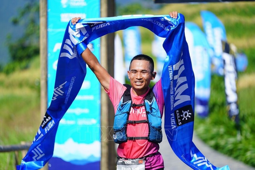 En la prueba reina de 100 km masculina, Ngo Van Chinh, del Club de Corredores Étnicos de Sa Pa, se llevó la victoria con un tiempo récord de 13:00:10. (Foto: VNA)