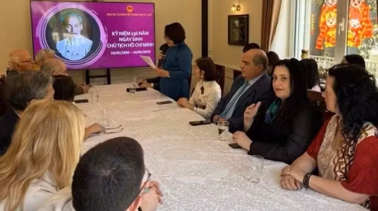 La embajadora vietnamita en Grecia, Pham Thi Thu Hương, habla en el evento. (Foto: VNA)