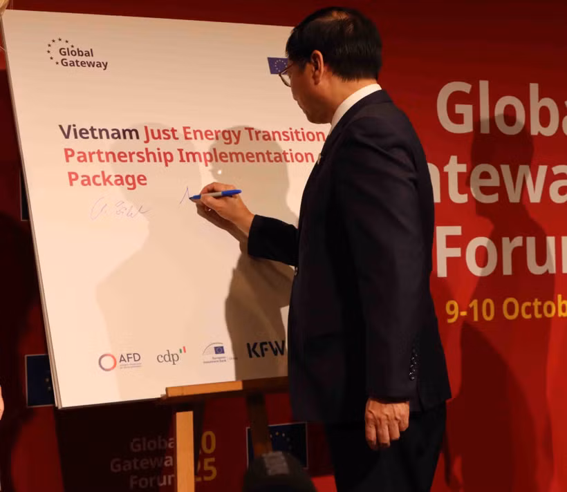 El viceprimer ministro vietnamita Bui Thanh Son firma en la ceremonia para anunciar el paquete de apoyo de 430 millones de euros para el Proyecto hidroeléctrico de almacenamiento por bombeo de Bac Ai, uno de los proyectos clave dentro de la Asociación de Transición Energética Justa (JETP) de Vietnam. (Foto: VNA)