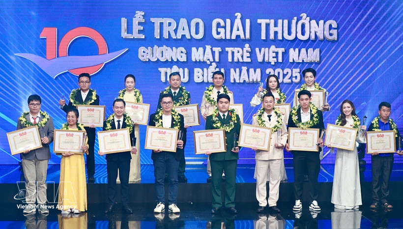 Vietnam honra a los 10 jóvenes más destacados de 2025 (Foto: VNA)