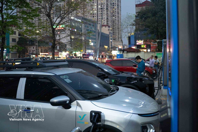 Hanoienses se adaptan a los medios de transporte verde (Foto: VNA)