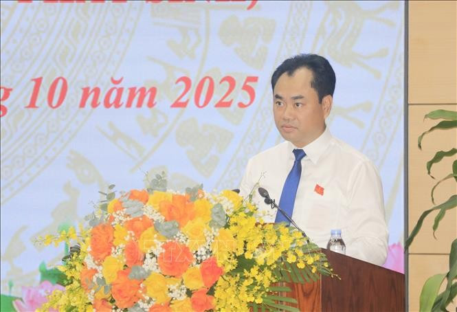 Trinh Viet Hung, secretario del Comité del Partido en Lao Cai, es designado presidente del Consejo Popular provincial. (Foto: VNA)