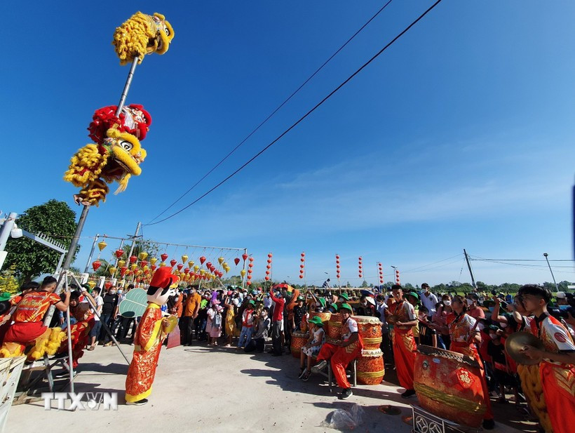 Danza de dragón en la ciudad de Can Tho en ocasión del Año Nuevo Lunar (Foto: VNA)