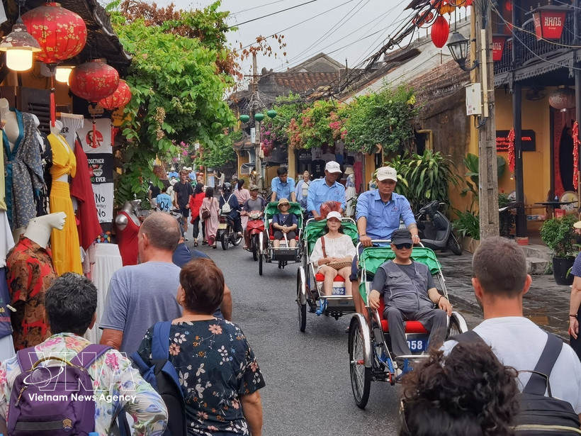 Turistas en el casco antiguo de Hoi An. (Foto: VNA)