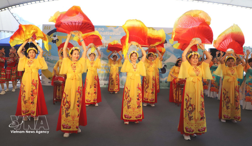 Vietnam impresiona en el Carnaval Internacional de Macao con danzas tradicionales y trajes típicos (Foto: VNA)