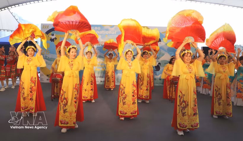 Vietnam impresiona en el Carnaval Internacional de Macao con danzas tradicionales y trajes típicos (Foto: VNA)