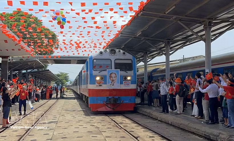 El tren "Thong Nhat" SE4 llega a Da Nang en el día conmemorativo de la Victoria del 30 de abril. Foto ilustrativa: VNA