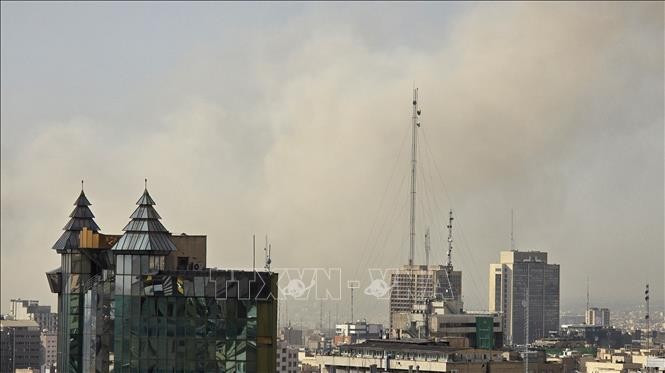 Humo se eleva desde una zona residencial tras una gran explosión en la capital, Teherán, Irán, el 28 de febrero de 2026. Foto: Anadolu Agency/VNA