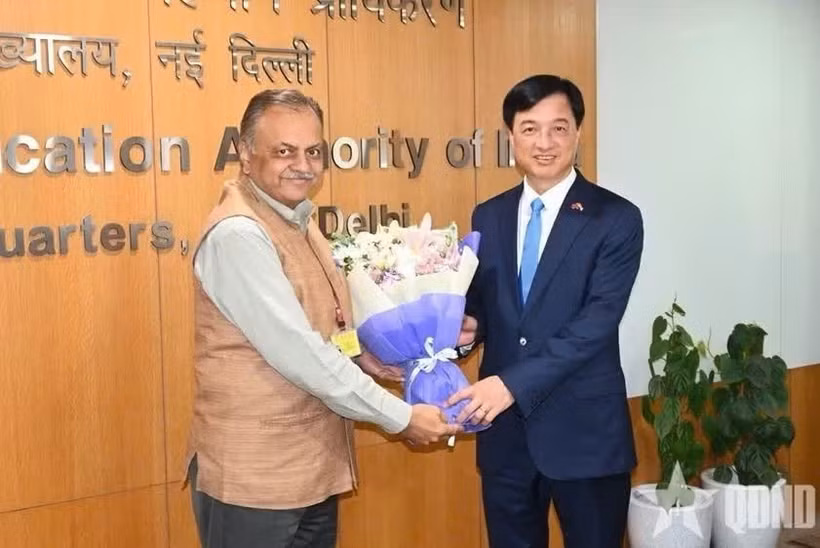 El miembro del Buró Político y jefe de la Comisión de Organización del Comité Central del Partido Comunista de Vietnam, Nguyen Duy Ngoc, y representante de la Autoridad de Identificación Única de la India (UIDAI). (Foto: quandoinhandan)