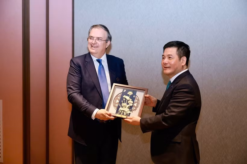 El ministro vietnamita de Industria y Comercio, Nguyen Hong Dien, y el ministro mexicano de Economía, Marcelo Ebrard Casaubon. (Foto: VNA)