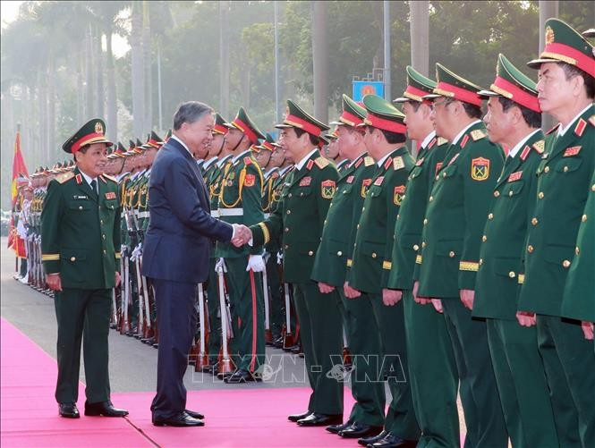 El secretario general del Partido Comunista de Vietnam, To Lam, insta a modernizar logística y técnica militares (Foto: VNA)