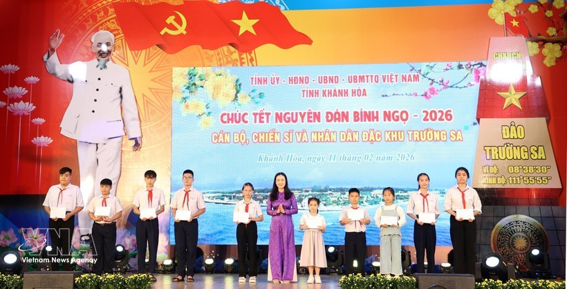 Entregan becas para hijos de cuadros y militares de la Zona Especial de Truong Sa. (Foto: VNA)