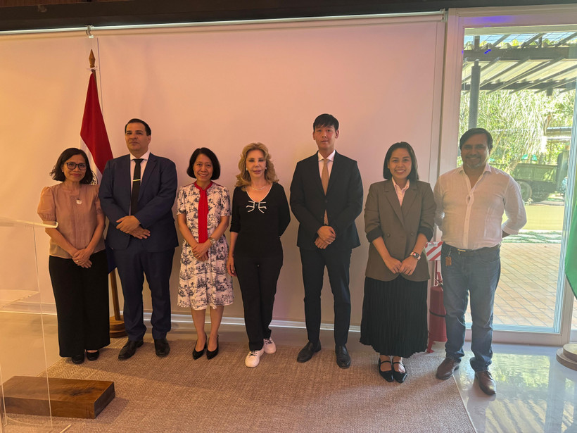 La cónsul honoraria de Vietnam en Paraguay, María Del Carmen Pérez (en el medio de la foto), con la embajadora vietnamita Ngo Minh Nguyet y el ministro de la Secretaría de Políticas Lingüísticas, Javier Viveros, en el 30 aniversario del establecimiento de relaciones diplomáticas bilaterales. Foto: VNA