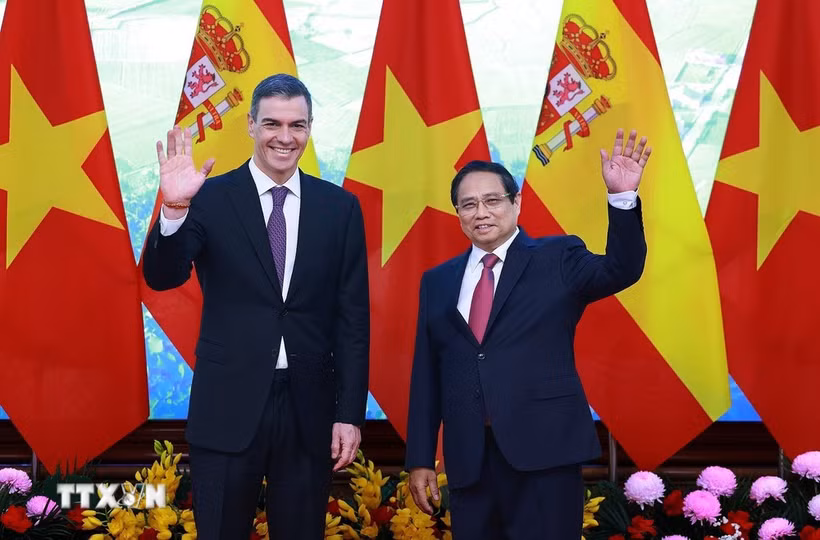 El primer ministro de Vietnam, Pham Minh Chinh, y el presidente del Gobierno de España, Pedro Sánchez Pérez-Castejón. (Foto: VNA)