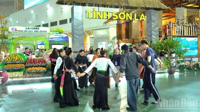 Provincia norvietnamita de Son La lleva el espíritu del noroeste a la Feria de Otoño 2025. (Foto: VNA)