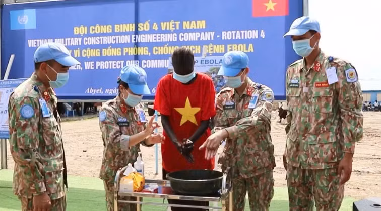 Cascos azules vietnamitas apoyan esfuerzos de prevención del ébola en Abyei (Foto: Periódico Nhan Dan)