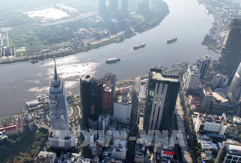 Edificios financieros en el centro de Ciudad Ho Chi Minh, a orillas del río Saigón. (Foto: VNA)