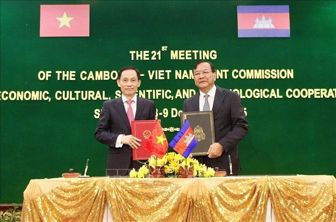 El miembro del Comité Central del Partido Comunista de Vietnam (PCV) y ministro de Relaciones Exteriores, Le Hoai Trung, y el miembro del Comité Permanente del Partido Popular de Camboya (PPC), viceprimer ministro y titular de Asuntos Exteriores y Cooperación Internacional, Prak Sokhonn. (Foto: VNA)