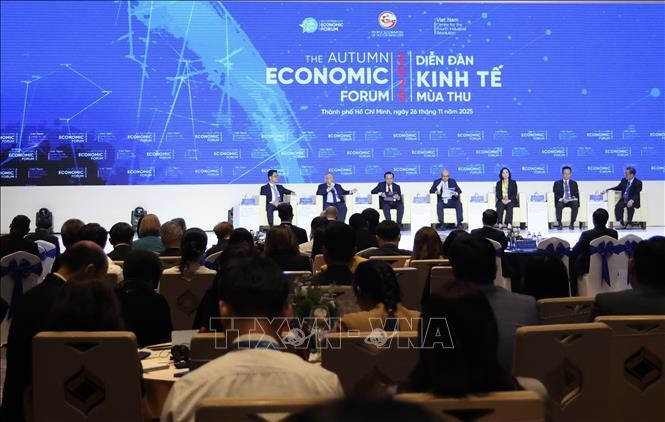 El diálogo de alto nivel sobre políticas celebrado en el marco del Foro Económico de Otoño 2025 en Ciudad Ho Chi Minh. (Foto: VNA)