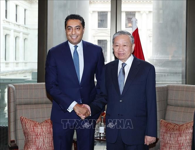 El secretario general del Partido Comunista de Vietnam, To Lam, y Saif Malik, director ejecutivo del banco Standard Chartered. (Foto: VNA)