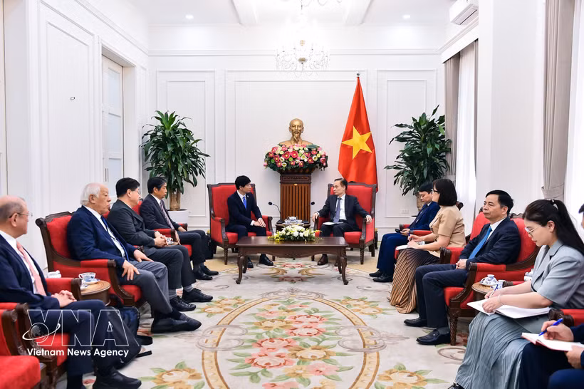 El ministro de Asuntos Exteriores, Le Hoai Trung, en la reunión con el gobernador de Okayama, Ibaragi Ryuta. (Foto: Ministerio de Asuntos Exteriores)