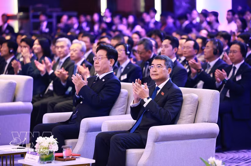 Premier vietnamita y presidente de Corea del Sur asiaten al Foro Económico entre ambos países (Foto: VNA)
