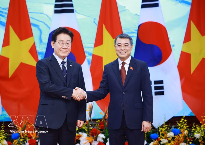 El primer ministro de Vietnam, Le Minh Hung, y el presidente de Corea del Sur, Lee Jae Myung. (Foto: VNA)
