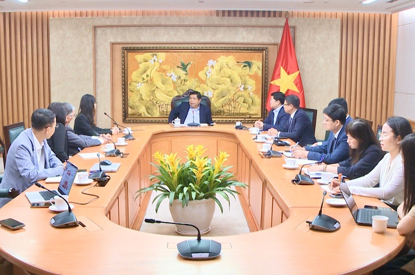 El viceprimer ministro Nguyen Chi Dung (centro) elogia los logros del Centro de Innovación NAB Vietnam, en particular su contribución al desarrollo de recursos humanos tecnológicos de alta calidad y al apoyo al ecosistema de innovación y transformación digital de Vietnam. (Foto: VGP)