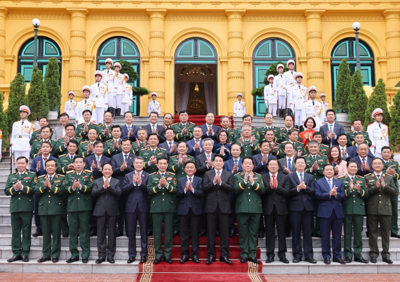 El presidente de Vietnam, Luong Cuong, anuncia el ascenso de tres altos oficiales militares a los rangos de General y Coronel General. (Foto: VNA)