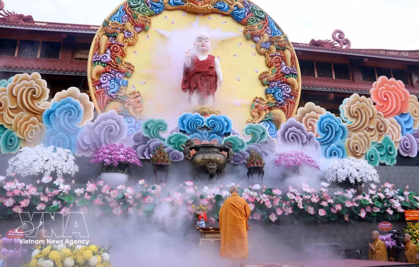El muy venerable Thich Tri Quang, patriarca supremo de la SBV, realiza el ritual. (Foto: VNA)
