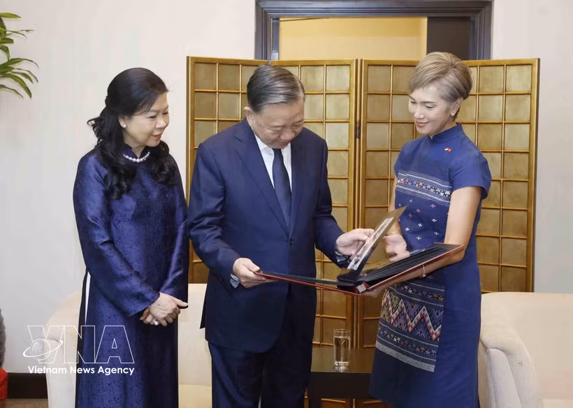 La ministra de Desarrollo Digital e Información de Singapur, Josephine Teo, entrega al secretario general del Partido Comunista y presidente de Vietnam, To Lam, y a su esposa, un álbum de fotos que recopila las actividades del mandatario vietnamita y su cónyuge en Singapur. (Foto: VNA)