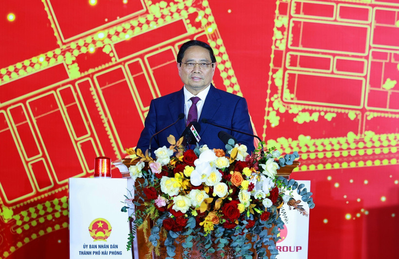 El primer ministro de Vietnam, Pham Minh Chinh, preside la ceremonia de inicio de dos grandes proyectos: la Zona Industrial Tan Trao y la central térmica de gas natural licuado (GNL) de Hai Phong, con una inversión combinada de unos siete mil millones de dólares. (Foto: VNA)