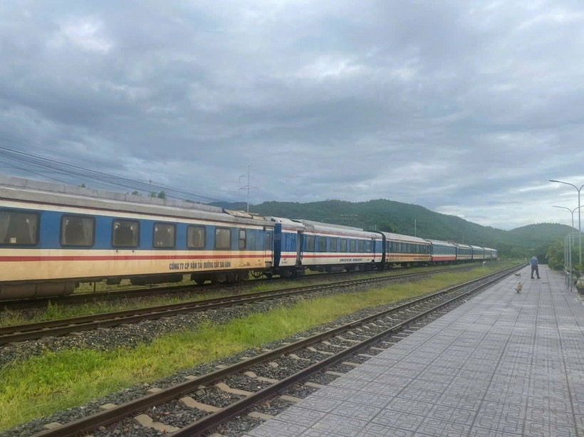 Trenes de pasajeros suspendidos y más de 21.000 boletos reembolsados por lluvias en centro de Vietnam. (Foto: VNA)