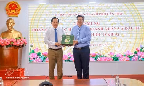 El vicepresidente del Comité Popular municipal, Vuong Quoc Nam, y el presidente de la Asociación de Empresarios e Inversión Vietnam–Corea (VKBIA). (Foto: VNA)
